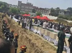 حرائق الجزائر.. مشاهد الدفن تثير تساؤلات حول الحصيلة الرسمية للضحايا